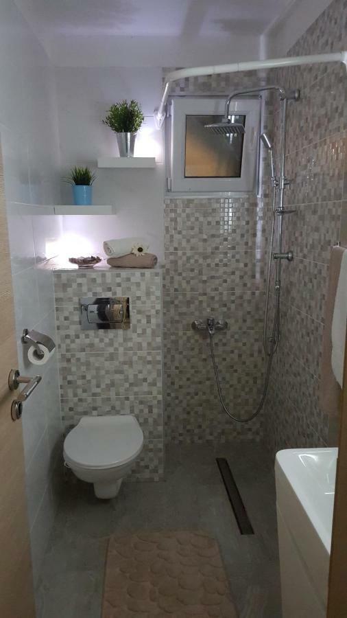 Apartmani Sarm Vir Exterior photo