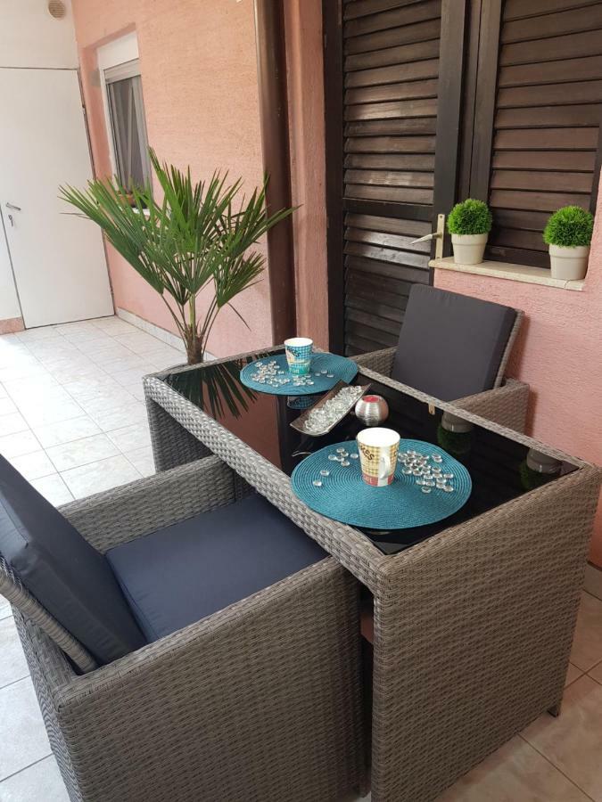 Apartmani Sarm Vir Exterior photo